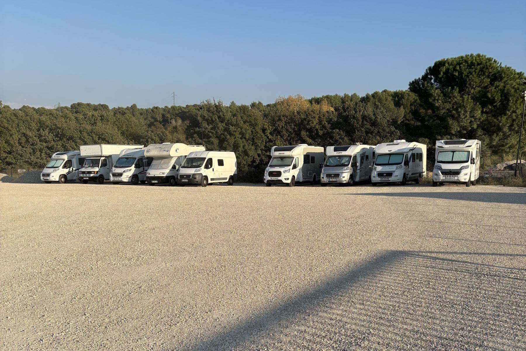 Camping-cars stationnés sur le parc